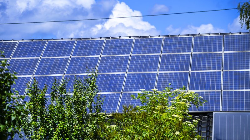 Solaranlage auf einem Hausdach (Archiv- und Symbolbild) | Bild: picture alliance / CHROMORANGE|Christian Ohde Solaranlage auf einem Hausdach (Archiv- und Symbolbild)