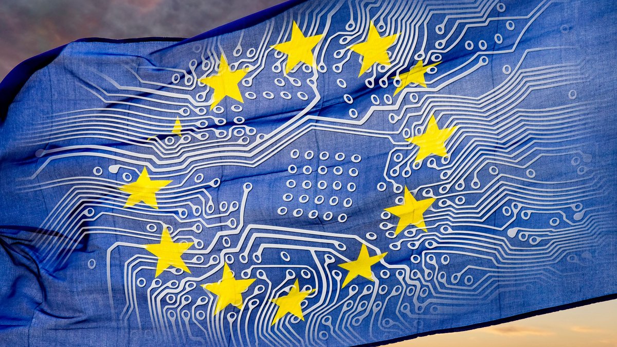 Europa-Fahne mit aufgedruckten Halbleiter-Symbolen