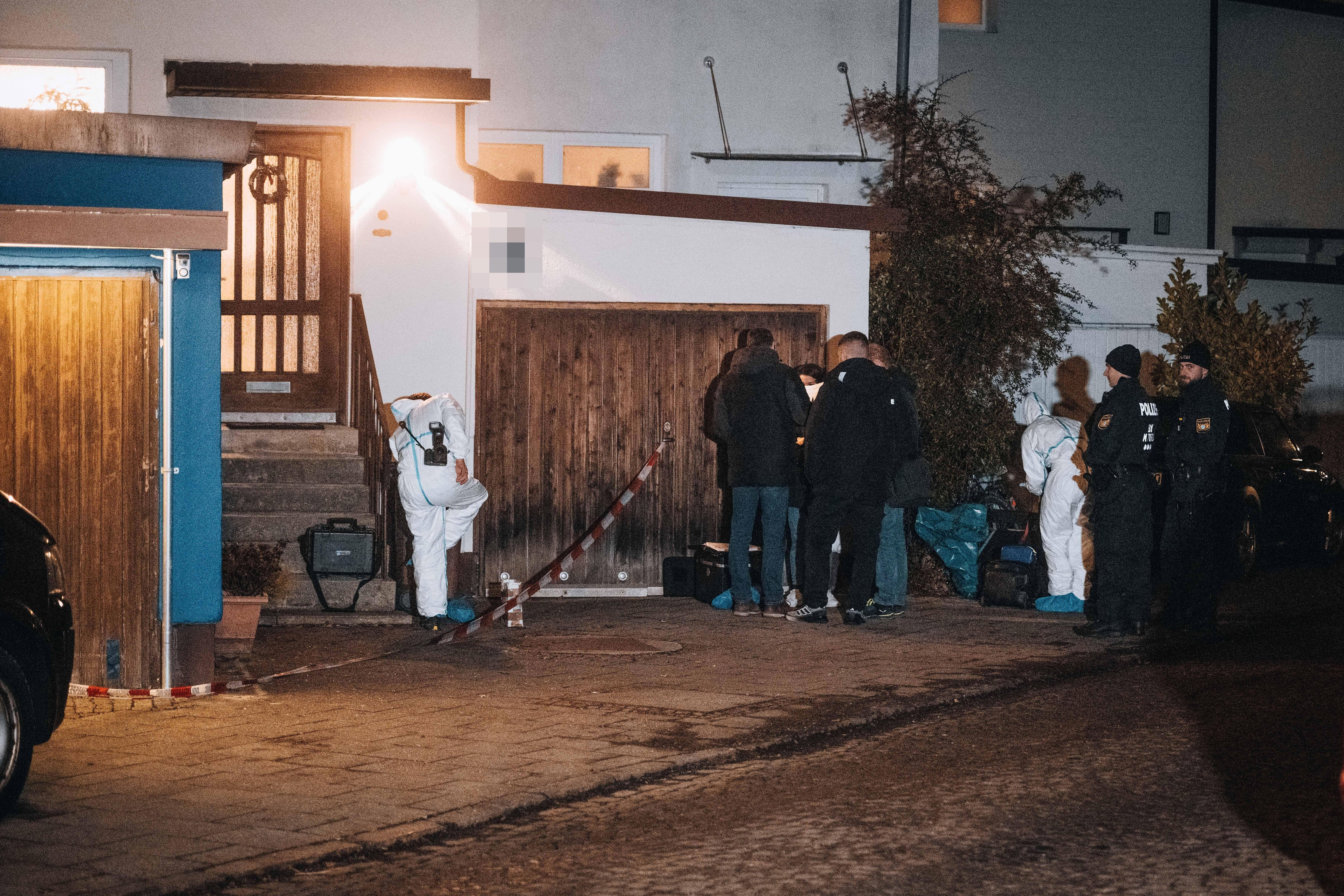 Die Polizei findet eine tödlich verletzte Rentnerin in einem Reihenhaus in München-Untergiesing. Kurz darauf nimmt sie einen 23-Jährigen fest.