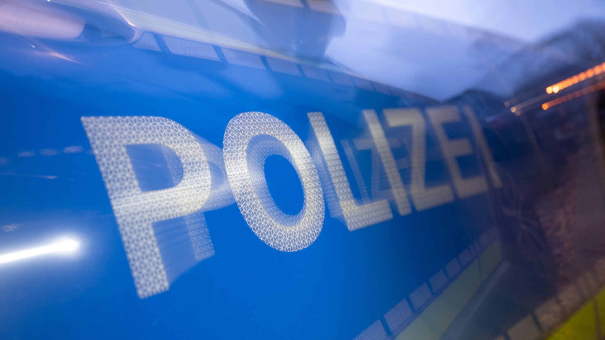 Aufschrift auf der Seitentür eines Polizeifahrzeugs