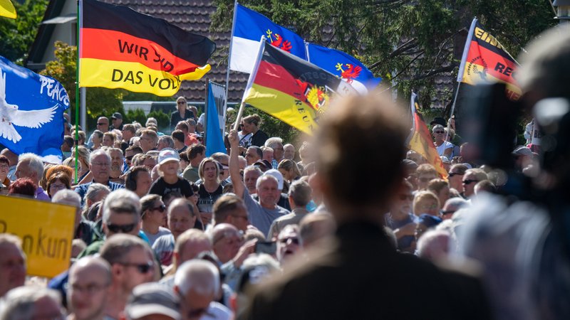 04.09.22, Lubmin: Menschen bei einer Demonstration für die Inbetriebnahme von Nord Stream 2 und gegen die Russland-Sanktionen.