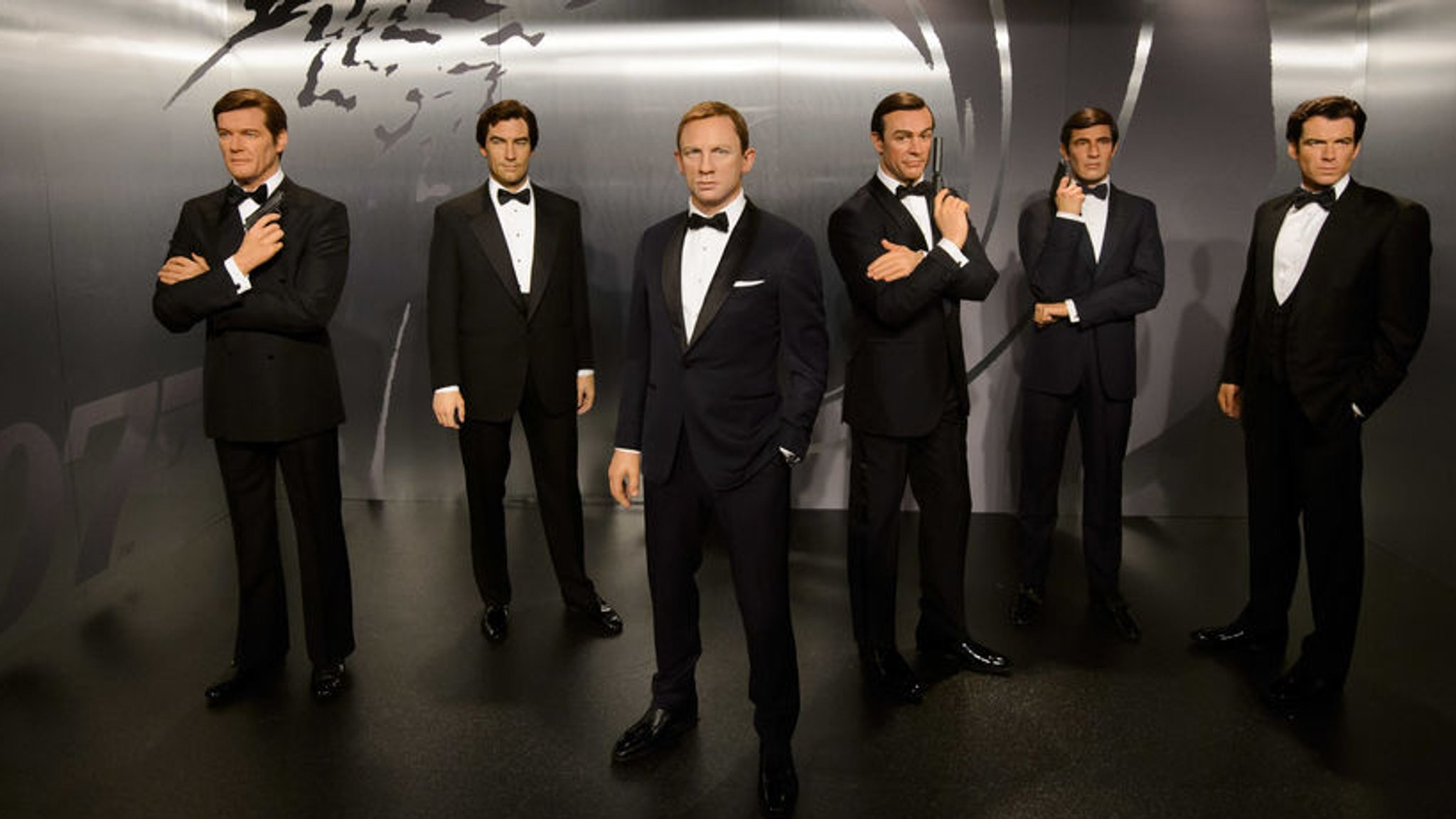 Die Wachsfiguren der bisherigen sechs James Bond-Darsteller bei Madame Tussauds.