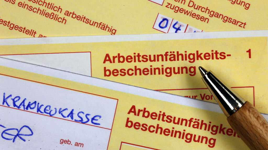 Der "Gelbe Zettel" soll eigentlich seit diesem Jahr ausgedient haben. (Symbolbild) | Bild: dpa-Bildfunk/Jens Büttner Der "Gelbe Zettel" soll eigentlich seit diesem Jahr ausgedient haben. (Symbolbild)