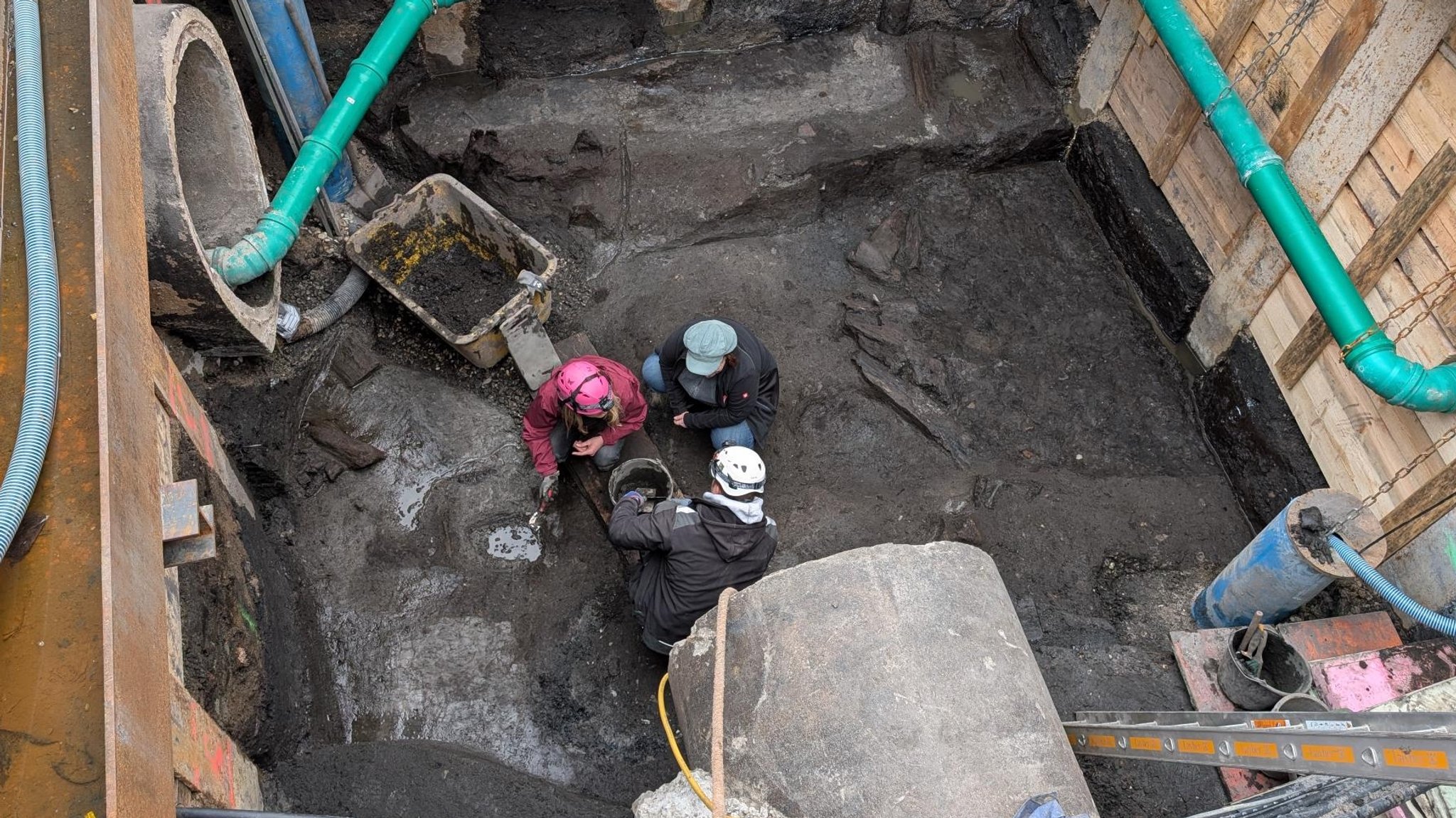 Auf einer Baustelle in Nürnberg sind Archäologen am Arbeiten. Es wurden Reste einer jüdischen Siedlung gefunden. 