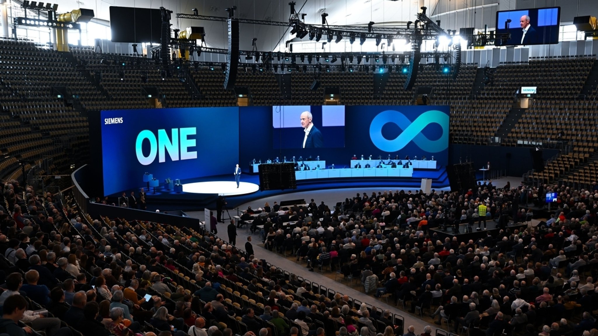 Roland Busch, Vorstandsvorsitzender der Siemens AG, steht während der Hauptversammlung der Siemens AG auf der Bühne in der Olympiahalle.