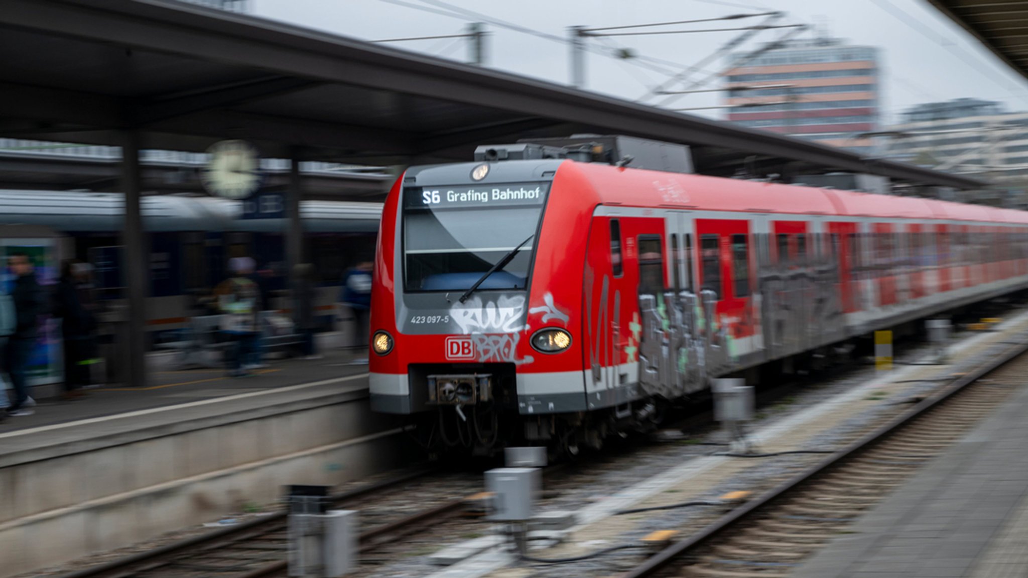 (Symbolbild) Nach jahrelangen Bauarbeiten am Münchner Stellwerk am Ostbahnhof fahren ab Donnerstag wieder alle S-Bahnen.