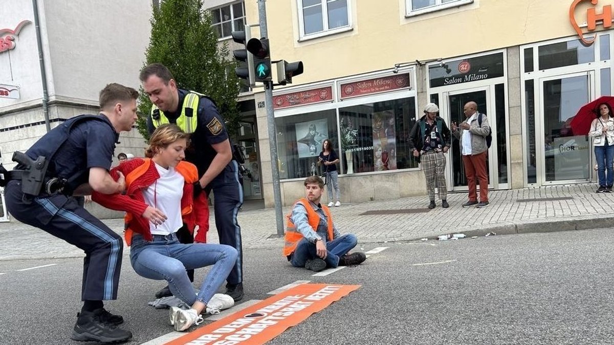 07.06.2023, Passau - Klimaaktivisten blockierten die Angerstraße. Sie demonstrierten unter anderem gegen neue Öl-Bohrungen in der Nordsee. Laut Polizei kam es im Berufsverkehr zu erheblichen Behinderungen. 