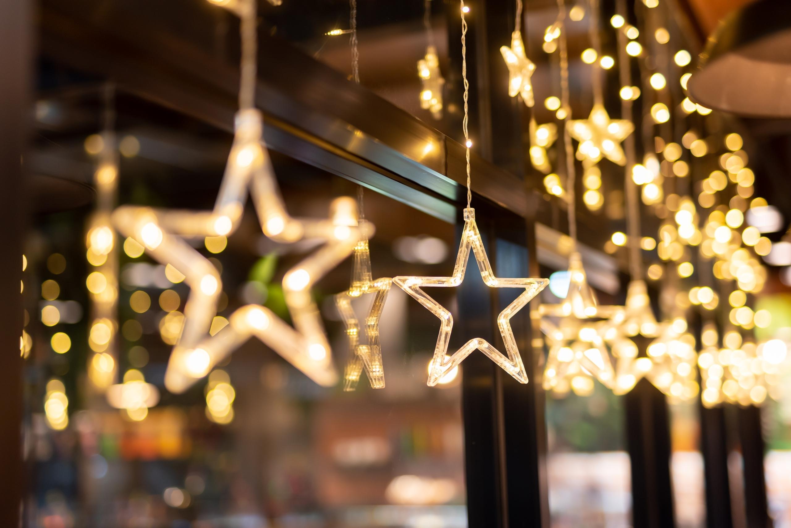 Lichterkette mit Sternen an einem Fenster