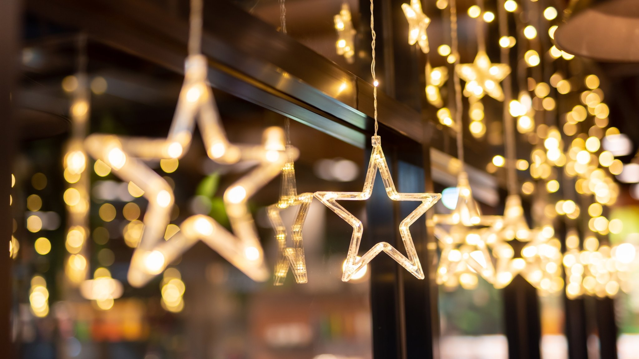 Lichterkette mit Sternen an einem Fenster