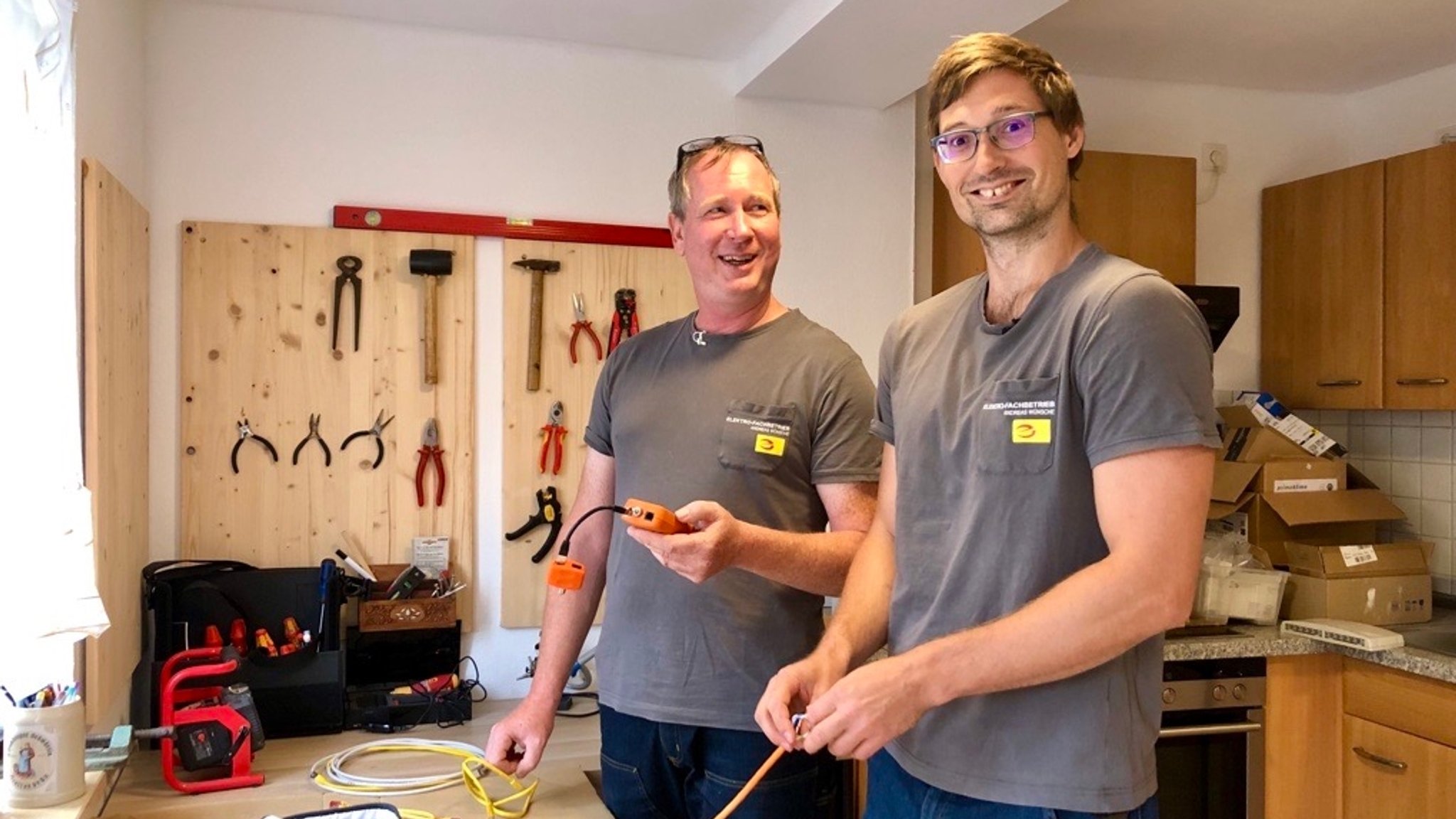 Seit Oktober 2022 macht Paul Hüttner (r.) eine Teilzeit-Ausbildung zum Elektroniker für Energie- und Gebäudetechnik bei Andreas Wünsche.