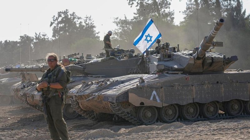 20.Oktober 2023, Israel, ---: Israelische Soldaten an einem Panzer in der Nähe der Grenze zum Gazastreifen im Süden Israels. 

