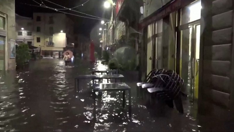 Bei schweren Unwettern sind in der Toskana mindestens fünf Menschen ums Leben gekommen. Vor allem im Umland von Florenz gab es Überschwemmungen.