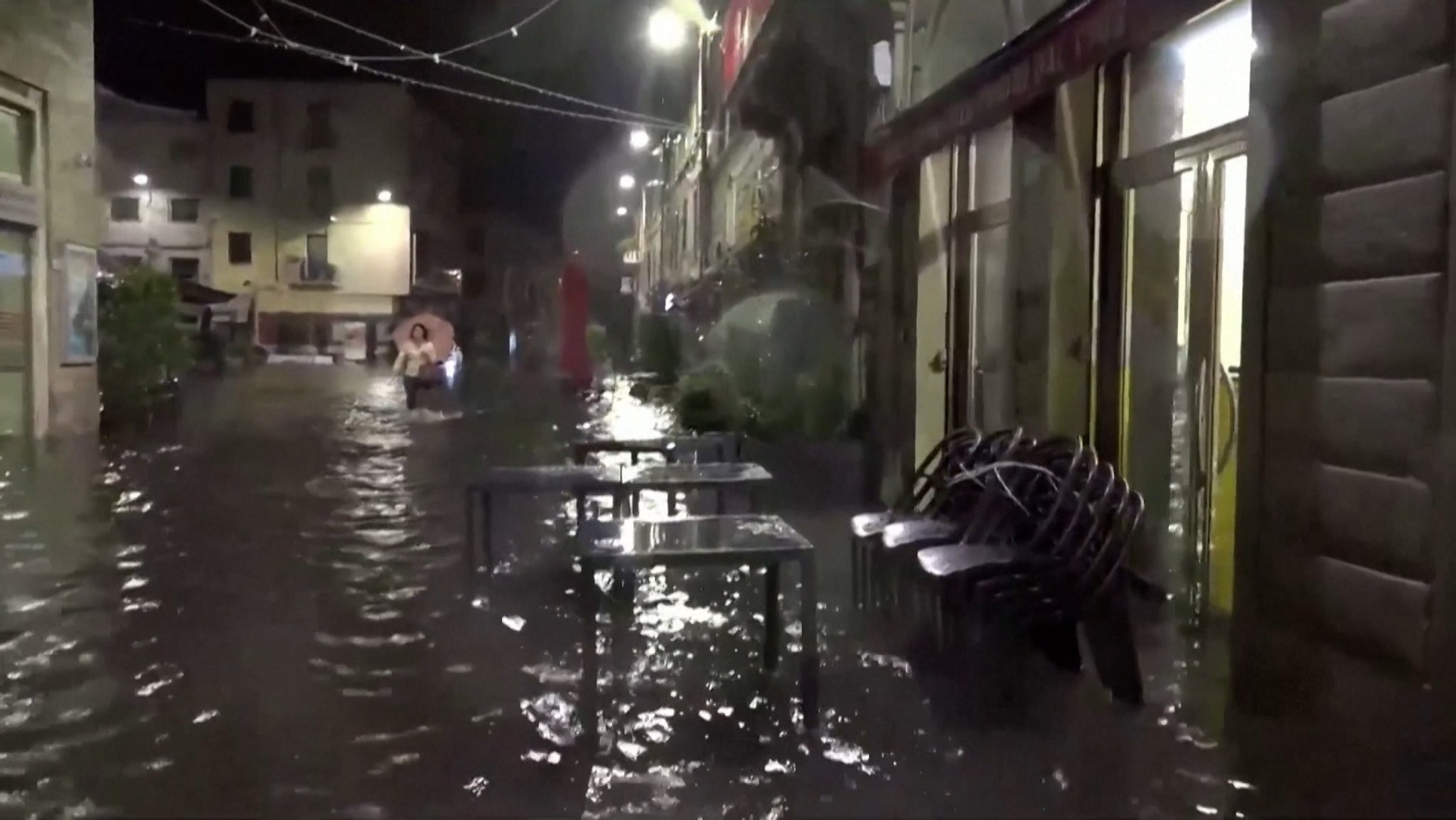 Bei schweren Unwettern sind in der Toskana mindestens fünf Menschen ums Leben gekommen. Vor allem im Umland von Florenz gab es Überschwemmungen.