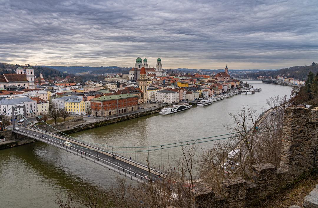 Eine Stadt am Fluss, wolkenverhangener Himmel, kalte Jahreszeit