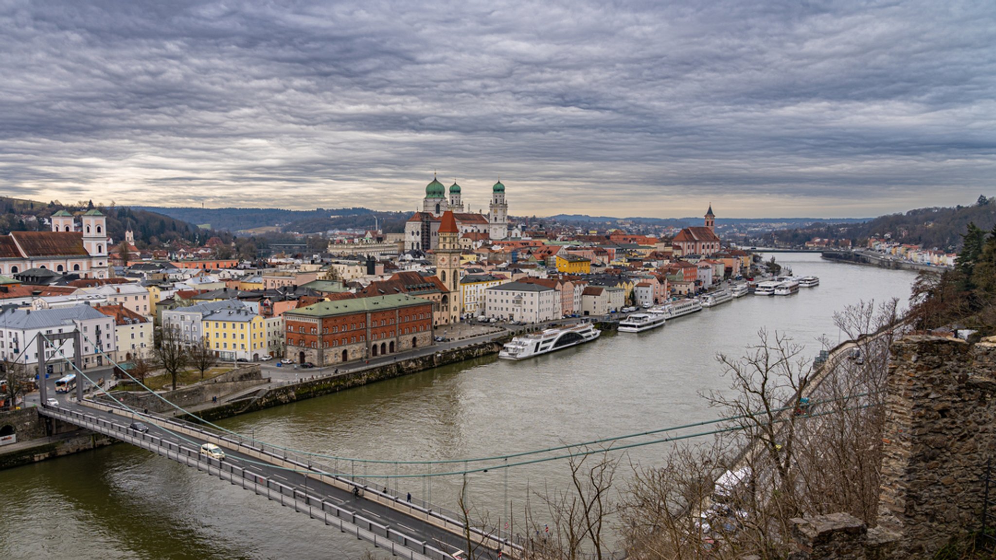 Eine Stadt am Fluss, wolkenverhangener Himmel, kalte Jahreszeit