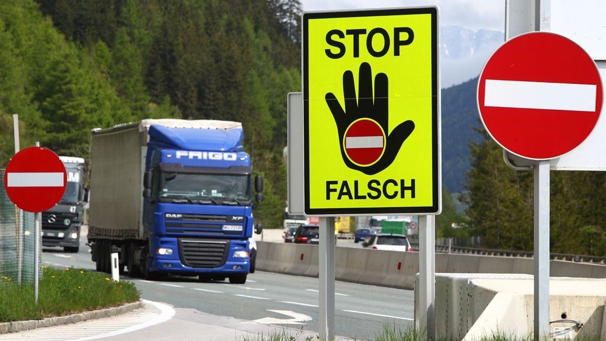 Ein Schild warnt auf einer Raststätte an der Brennerautobahn A13 bei Schönberg (Österreich) vor dem Befahren der Autobahn in die falsche Richtung. 