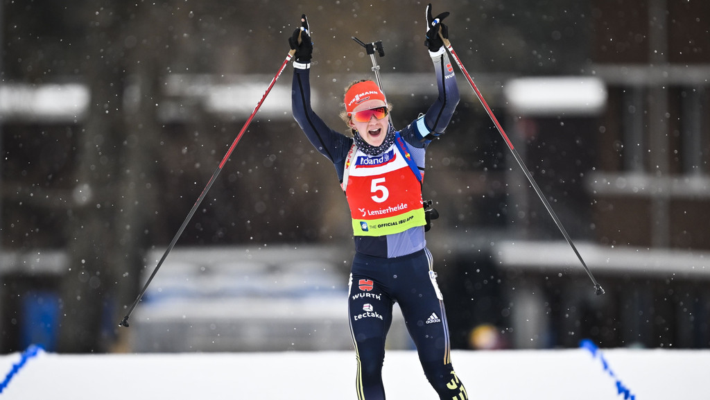 Biathletin Selina Grotian bejubelt ihren Sieg im Verfolgungsrennen bei der IBU-Europameisterschaft am 28. Januar 2023 in Lenzerheide/Schweiz.