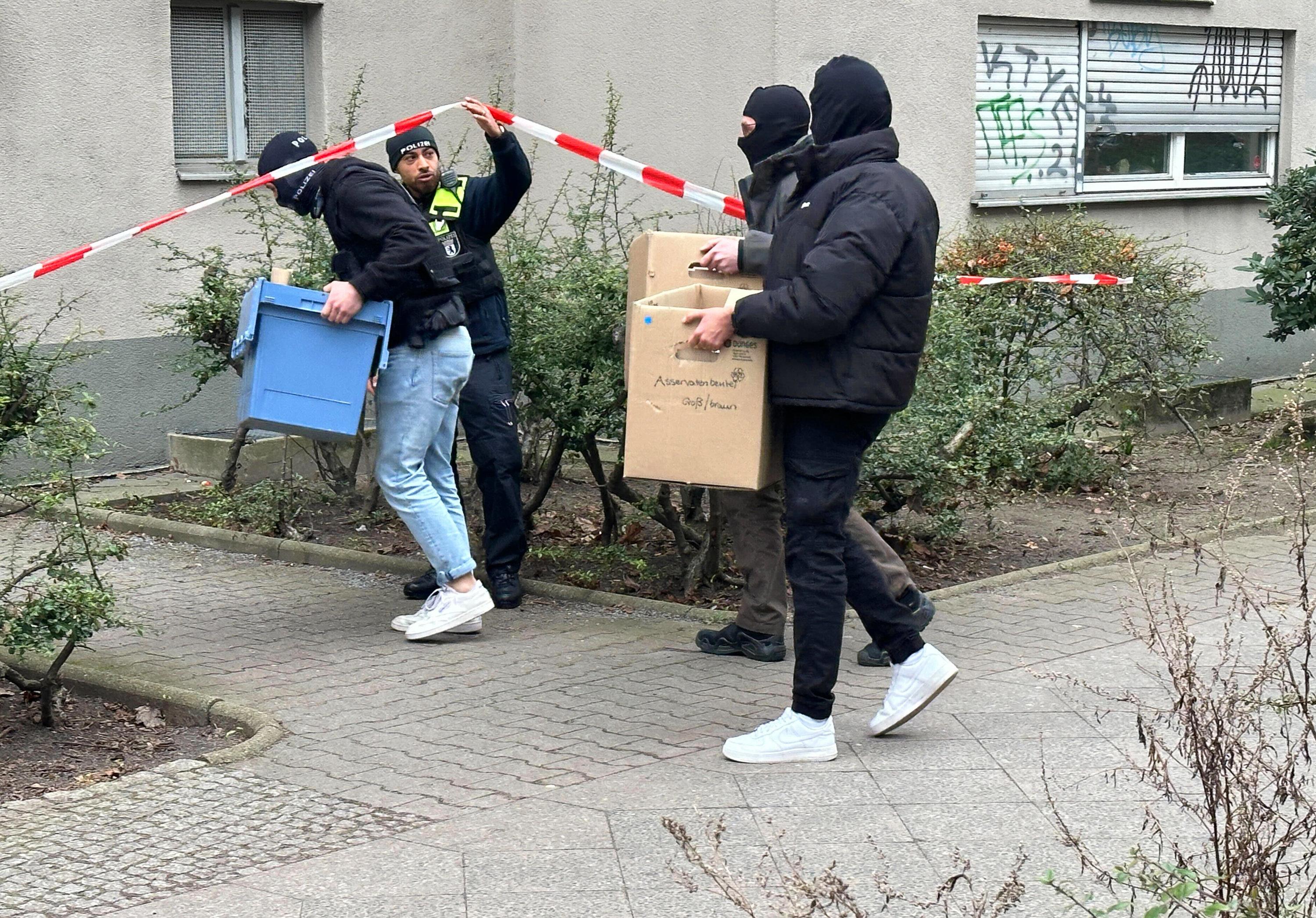 Ermittler gehen mit Kisten und Kartons in das Wohnhaus der früheren RAF-Terroristin Daniela Klette in Berlin.