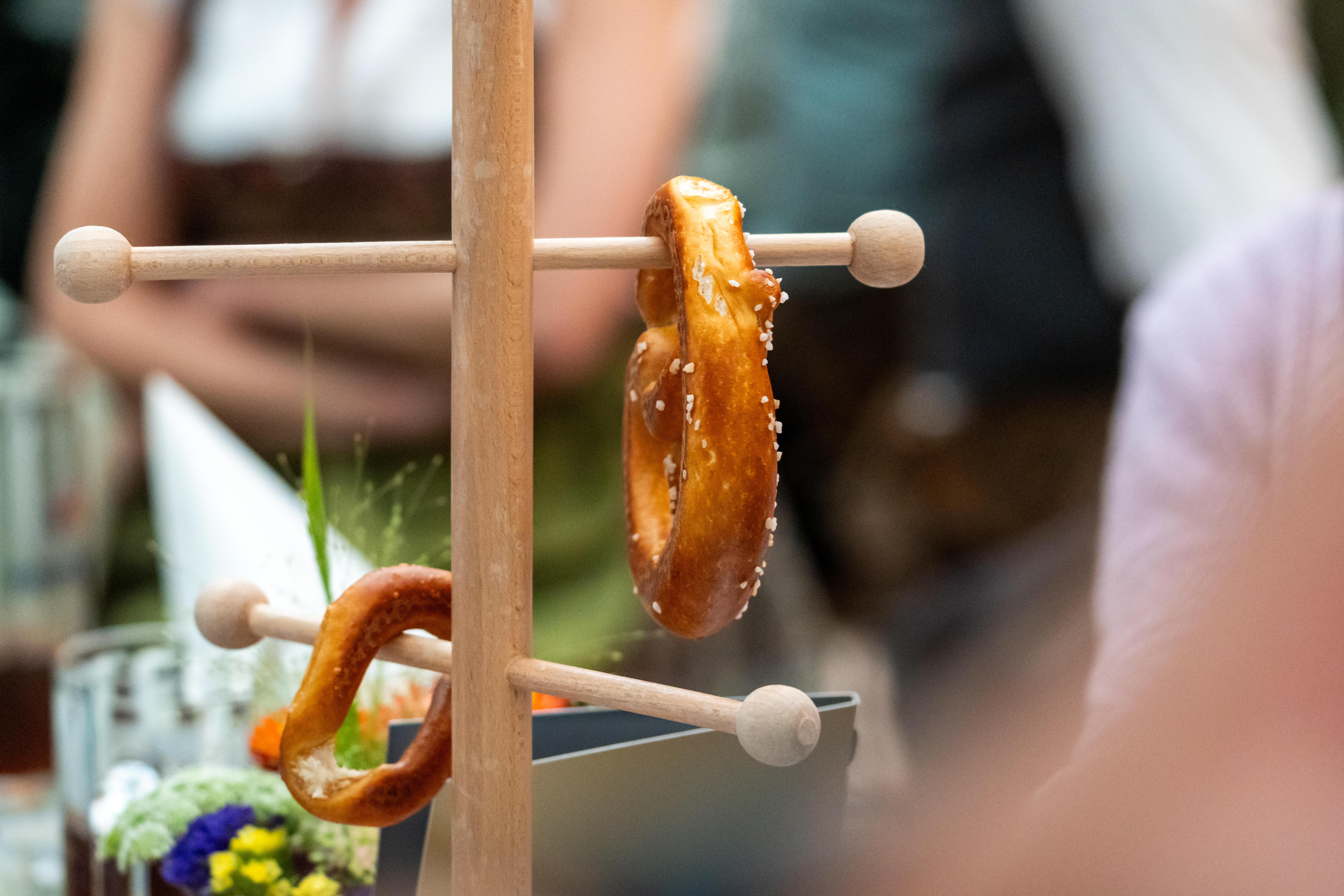 (Symbolbild) Frische Brezen auf einem Brezenständer im Armbrustschützenzelt - bei der Vorstellung des offiziellen Wiesn-Sammlerkrugs (Foto vom 28.08.2025) 