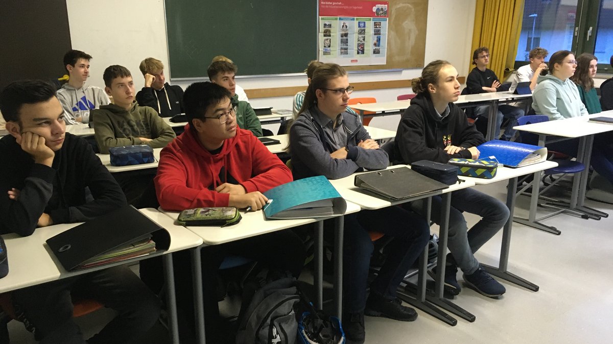 Schülerinnen und Schüler in einem Klassenzimmer am Gymnasium Herzogenaurach