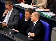 Die Ampel-Koalition ist gescheitert: Auf diesem Bild sitzt Bundeskanzler Olaf Scholz (SPD) noch gemeinsam mit Vizekanzler Robert Habeck (Die Grünen) auf der Regierungsbank im Bundestag. Daneben sitzt Finanzminister Christian Lindner (FDP), der am 6.11.2024 entlassen wurde.  | Bild:dpa-Bildfunk/BPI Bundesverband der Pharmazeut