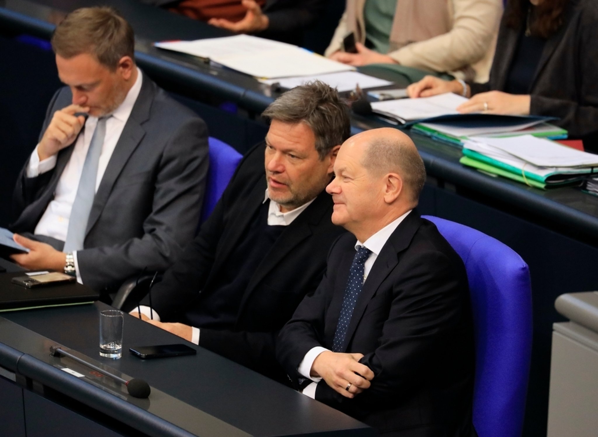 Die Ampel-Koalition ist gescheitert: Auf diesem Bild sitzt Bundeskanzler Olaf Scholz (SPD) noch gemeinsam mit Vizekanzler Robert Habeck (Die Grünen) auf der Regierungsbank im Bundestag. Daneben sitzt Finanzminister Christian Lindner (FDP), der am 6.11.2024 entlassen wurde. 