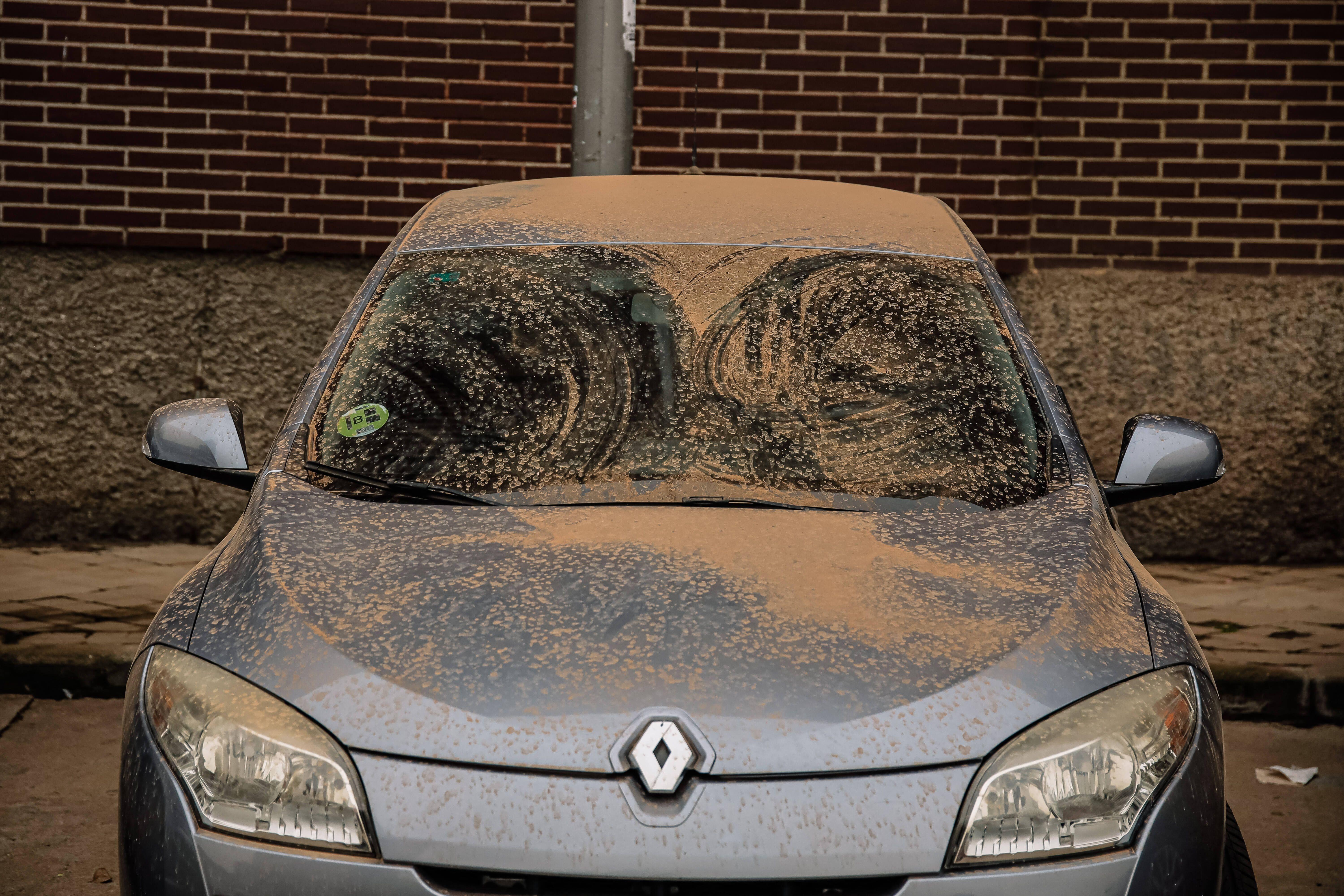 Saharastaub auf einem dunklen Auto