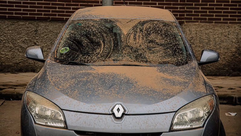 Saharastaub auf einem dunklen Auto | Bild: picture alliance / abaca | Europa Press/ABACA Saharastaub auf einem dunklen Auto