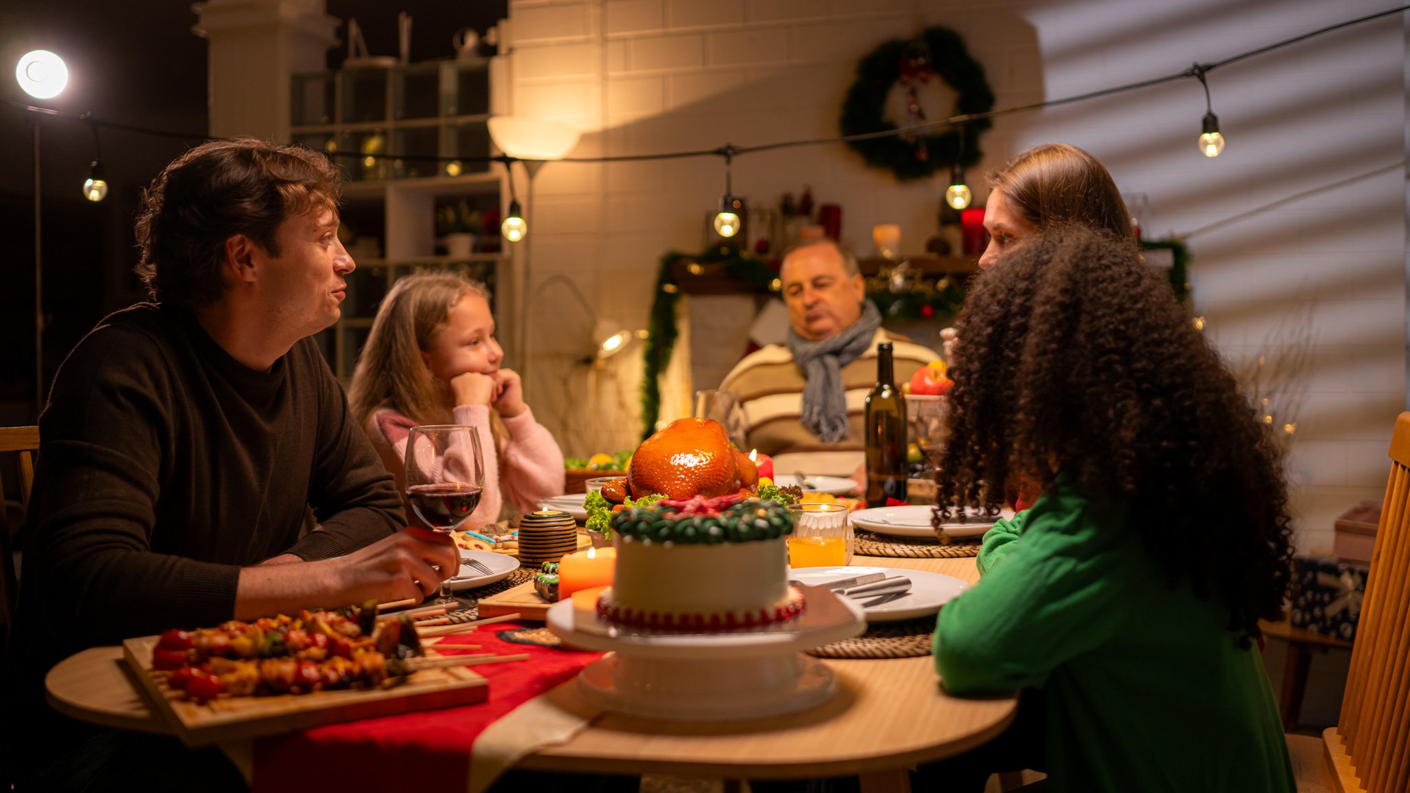 Weihnachten in Patchworkfamilien: Alle an einen Tisch bringen?