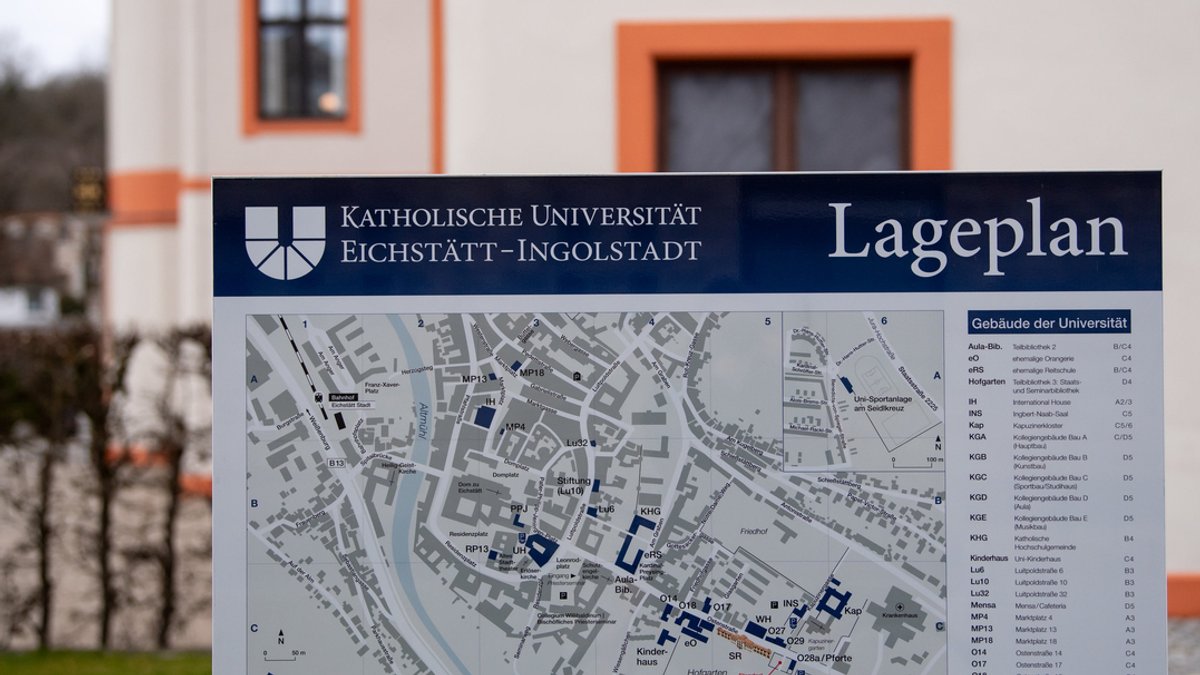 Ein Lageplan der Katholischen Universität Eichstätt-Ingolstadt ist auf einer Tafel vor einem Gebäude in Eichstätt zu sehen. 