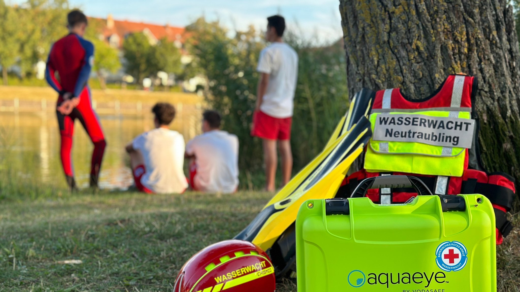 Retter der Wasserwacht mit einem Koffer in dem sich das neue Sonargerät "Aquaeye" befindet