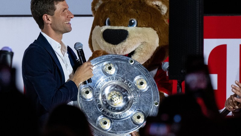 Thomas Müller mit dem Bayern-Maskottchen Berni