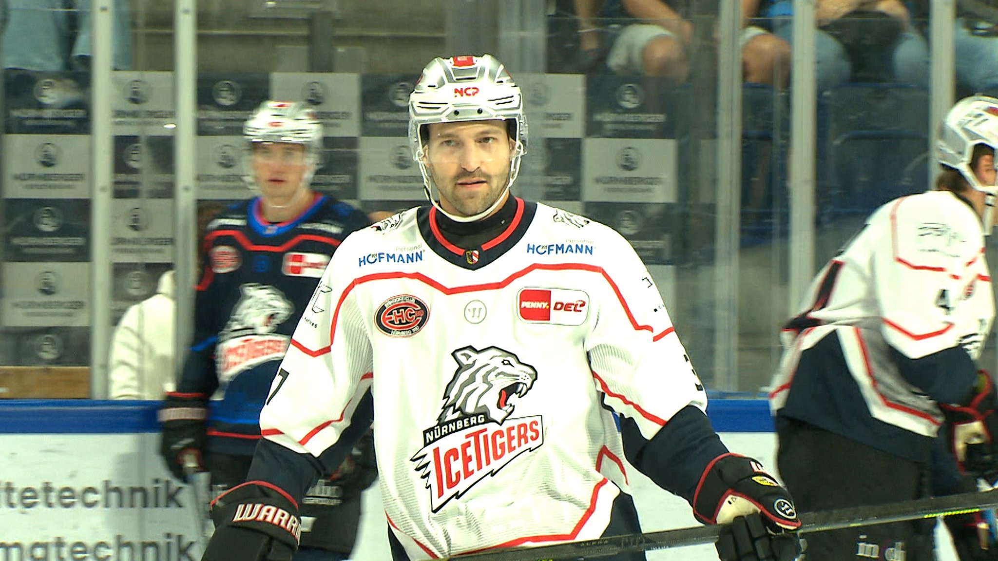 Ein Spieler der Nürnberger Ice Tigers beim Training. Das Trikot enthält keinen Sponsor.