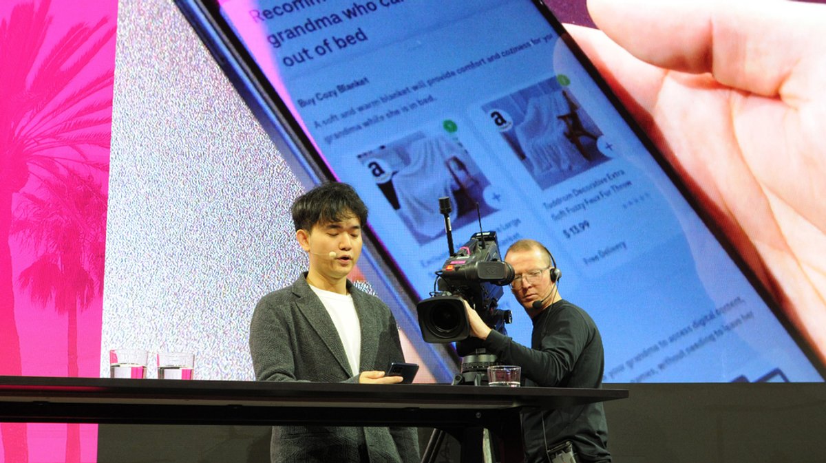 Jerry Yue vom US-Technologieunternehmen Brain Technologies präsentiert den Prototypen eines KI-Smartphones der Deutschen Telekom.