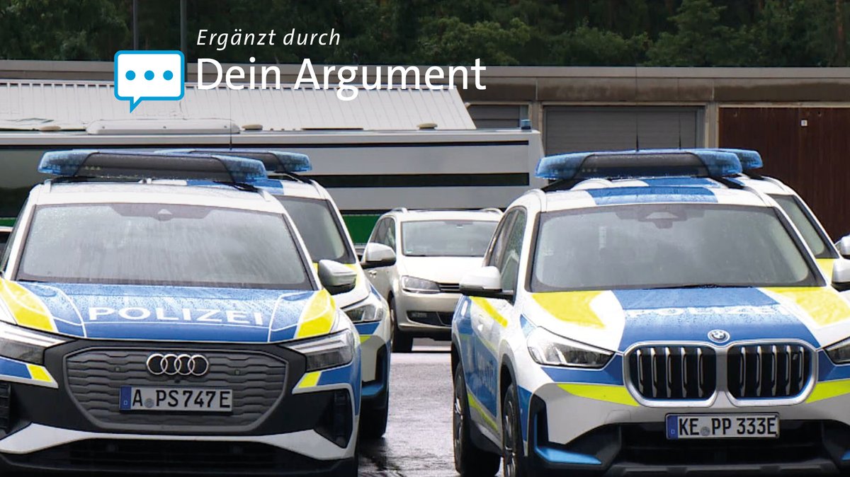 Zwei E-Autos der Polizei. 