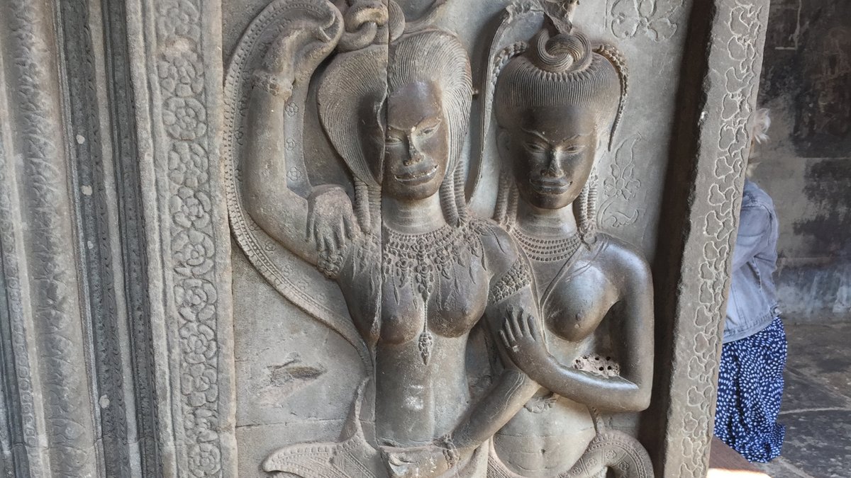 Apsaras sind Figuren von tanzenden Schönheiten, wahrscheinlich Göttinnen, die überall im Tempelinneren zu finden sind.