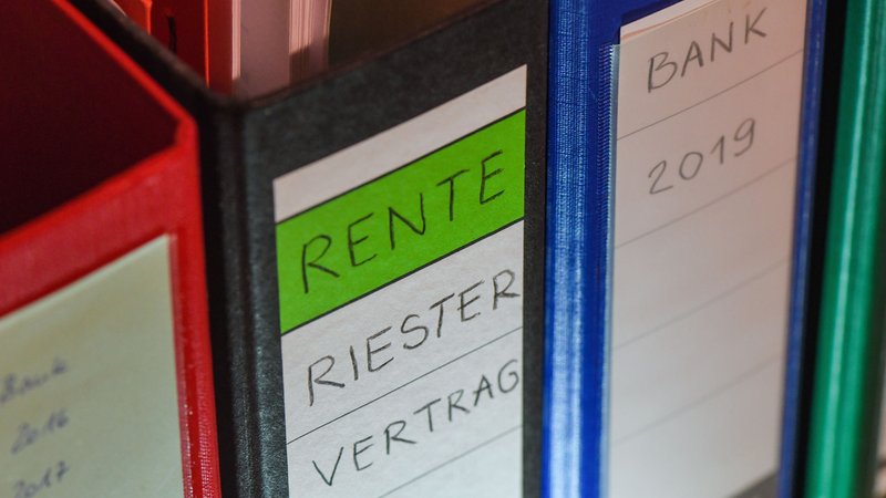 Symbolbild: Riester-Vertrag in Ordner | Bild: dpa-Bildfunk/Patrick Pleul Symbolbild: Riester-Vertrag in Ordner