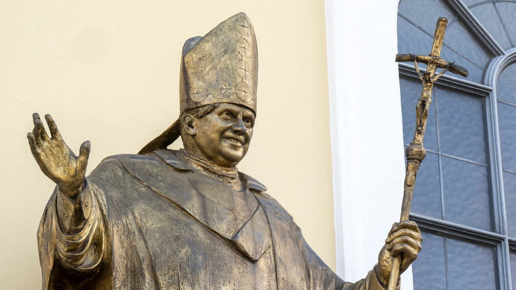 Statue des ehemaligen Papstes Benedikt XVI., der in den 1980ern Erzbischof von München und Freising war. 