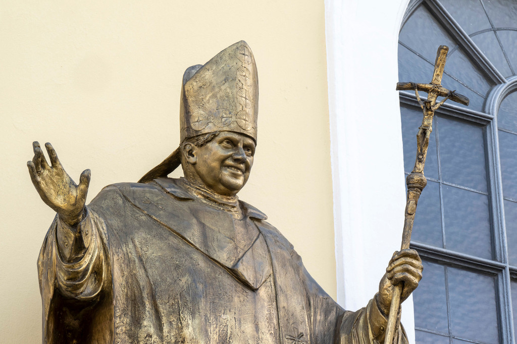 Statue des ehemaligen Papstes Benedikt XVI., der in den 1980ern Erzbischof von München und Freising war. 