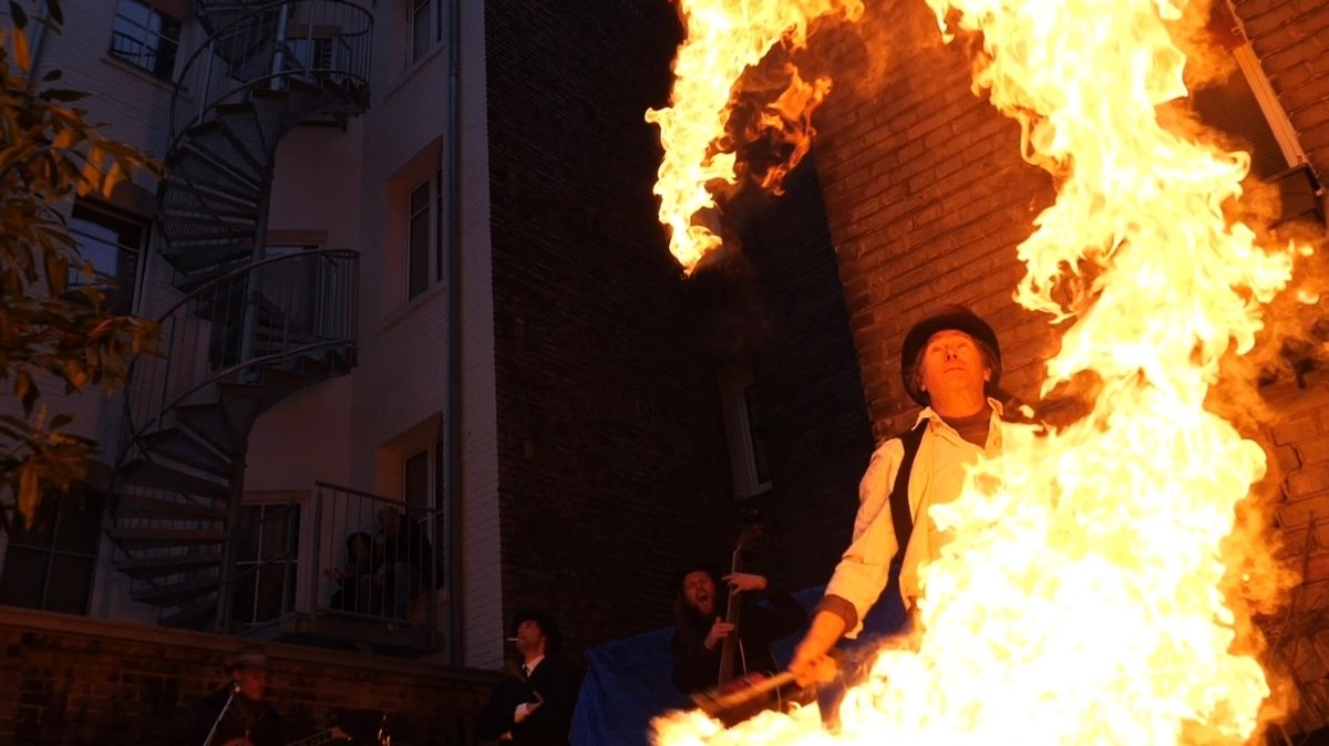 Kultur vor dem Fenster: Feuer-Künstler Marc Vogel bei einem Auftritt