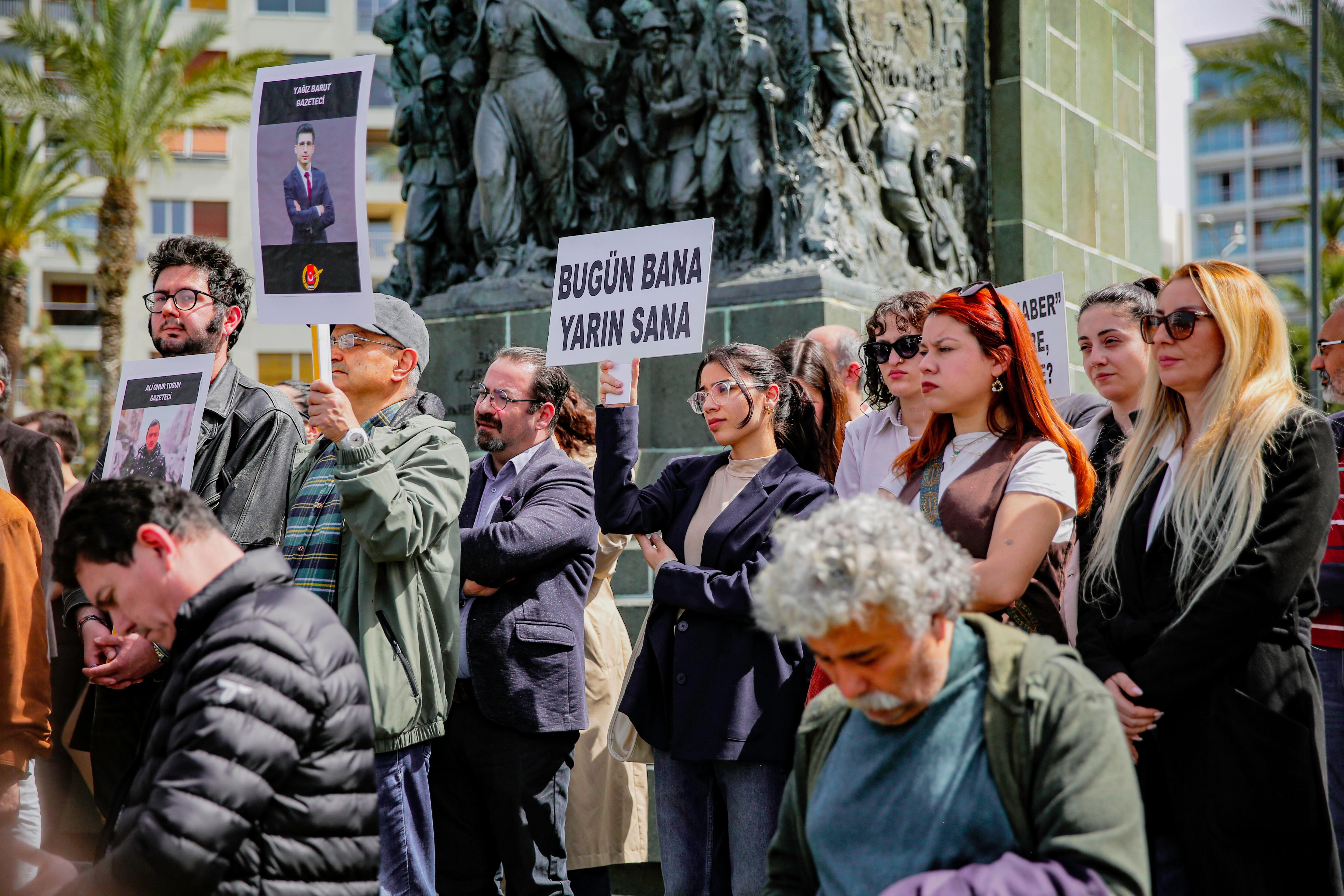 Journalisten protestieren gegen die Festnahme von Kollegen: "Heute ich, morgen Du", steht auf einem Schild. 