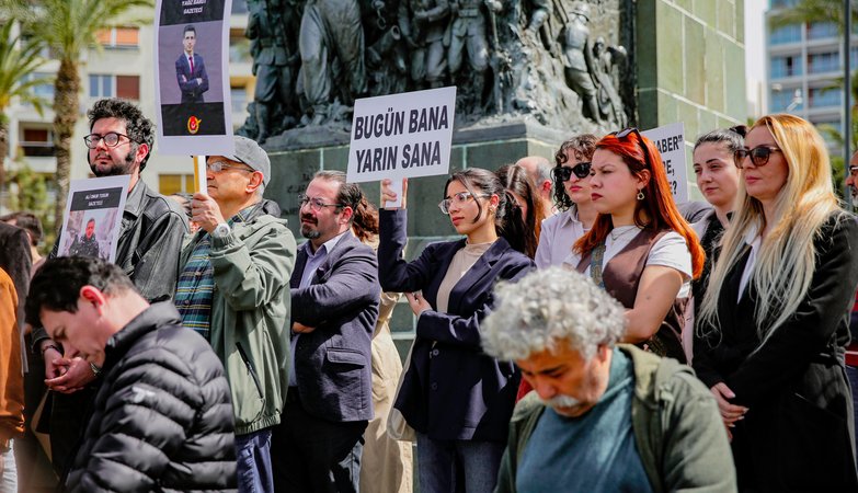 Journalisten protestieren gegen die Festnahme von Kollegen: "Heute ich, morgen Du", steht auf einem Schild. | Bild: picture alliance / Middle East Images | Berkcan Zengin Journalisten protestieren gegen die Festnahme von Kollegen: "Heute ich, morgen Du", steht auf einem Schild.