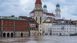 In Passau erreicht der Pegel der Donau am Dienstagmittag die 10-Meter-Marke. Teile der Altstadt stehen unter Wasser. | Bild:picture alliance/dpa | Armin Weigel