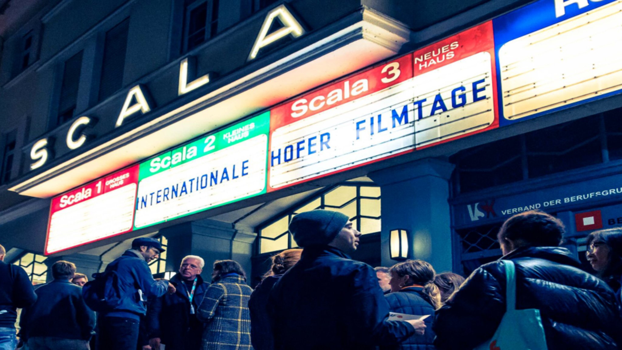 Menschen am Einlass der Hofer Filmtage