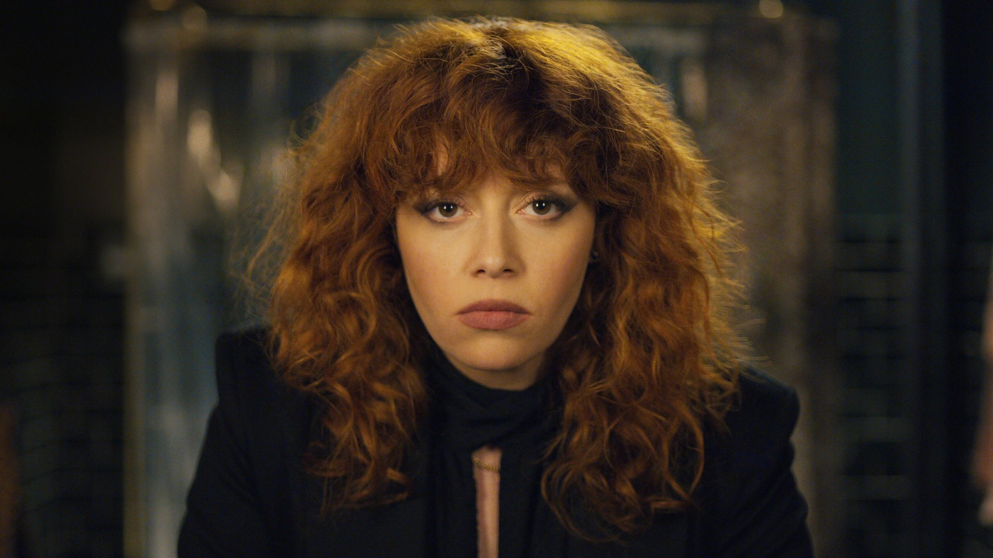 Natasha Lyonne starrt direkt in die Kamera in einer Szene der Serie "Matrjoschka" von Netflix