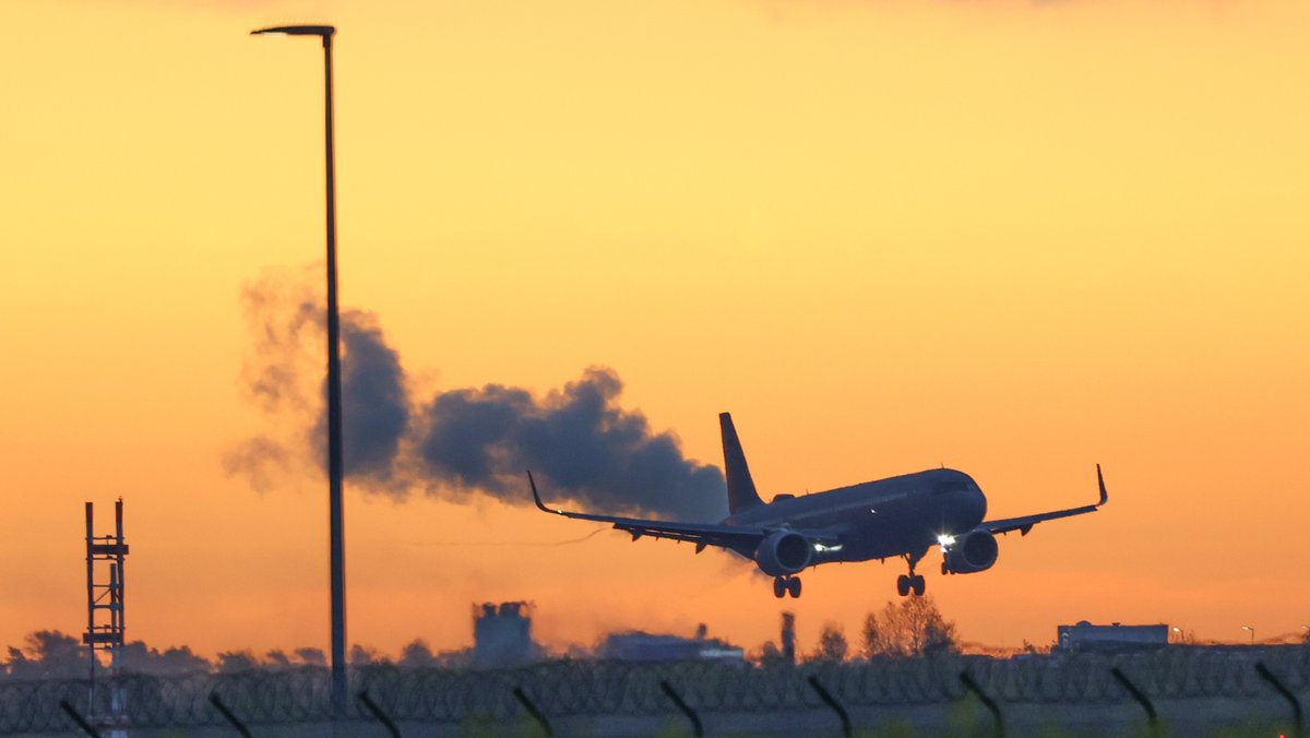 Ein Airbus der Luftwaffe landet mit aus dem Sudan evakuierten Bundesbürgern auf dem Flughafen BER.