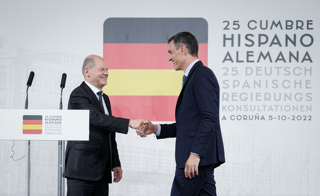 Pedro Sánchez (r.), Ministerpräsident von Spanien, und Bundeskanzler Olaf Scholz (SPD) reichen sich bei den deutsch-spanischen Regierungskonsultationen die Hände. Es sind die ersten Regierungskonsultationen der beiden Länder seit neun Jahren.