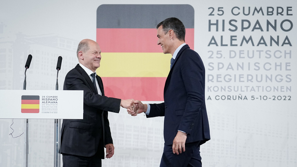 Pedro Sánchez (r.), Ministerpräsident von Spanien, und Bundeskanzler Olaf Scholz (SPD) reichen sich bei den deutsch-spanischen Regierungskonsultationen die Hände. Es sind die ersten Regierungskonsultationen der beiden Länder seit neun Jahren.