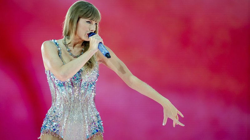 Taylor Swift während eines Auftritts | Bild: picture alliance / ANP | Robin van Lonkhuijsen Taylor Swift während eines Auftritts