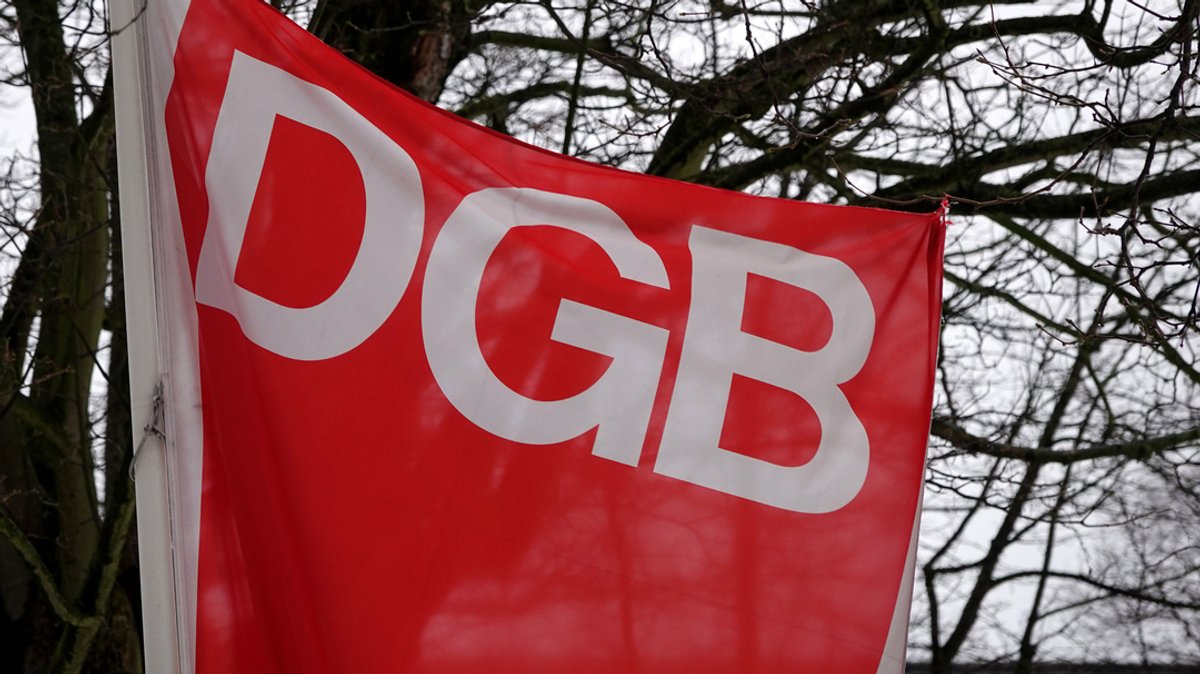 Eine Fahne des Deutschen Gewerkschaftsbundes DGB weht vor dem Gewerkschaftshaus
